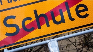 Ein Schüler wird von einer Klassenfahrt ausgeschlossen, weil er geschummelt hat. Nun entschied ein Gericht anders. (Symbolbild)