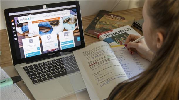 Ein Schulkind hat auf einem Laptop eine Lernplattform geöffnet. Mit dieser Anwendung können Kinder auch bei Schulschließungen digital unterrichtet werden.
