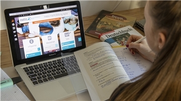 Ein Schulkind hat auf einem Laptop eine Lernplattform geöffnet. Mit dieser Anwendung können Kinder auch bei Schulschließungen digital unterrichtet werden.