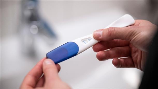 Ein Schwangerschaftsabbruch in den ersten zwölf Wochen bleibt straffrei, wenn die Frau sich zuvor beraten lässt.