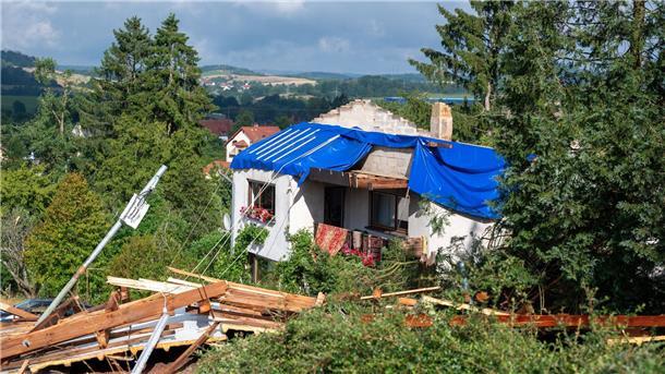 Ein schwer beschädigtes Haus, dessen Dach von einem Sturm abgedeckt wurde,  in Asweiler im Saarland.