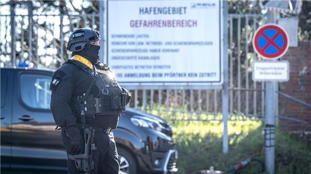 Umschlag von Atommüll in Nordenham: Das ist die bisherige Bilanz Ein schwer bewaffneter Polizist hält während des Castoren-Umschlags vor der Einfahrt zum Nordenhamer Midgard-Hafen Wache.