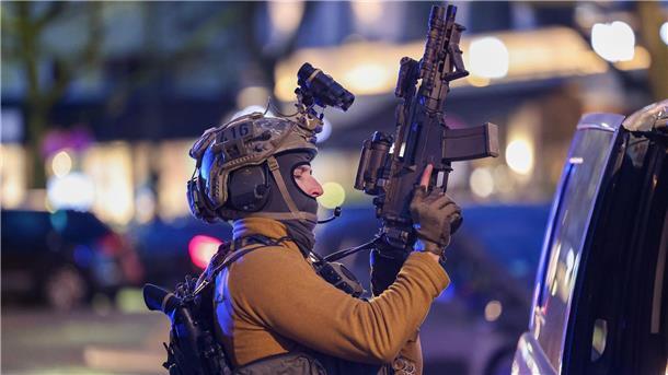 Bilder des Tages Ein schwer bewaffneter Polizist ist in Berlin-Charlottenburg im Einsatz. Beamte durchkämmen Häuser in dem Westberliner Stadtteil. Nach Schüssen mit zwei Verletzten sind die Täter flüchtig.