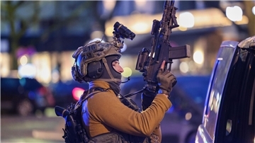 Ein schwer bewaffneter Polizist ist in Berlin-Charlottenburg im Einsatz.