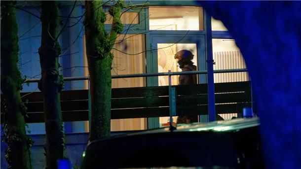 Ein schwer bewaffneter Polizist ist in einem Aachener Krankenhaus im Einsatz.