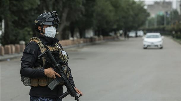 Sicherheitskräfte sterben bei Terroranschlag im Irak Ein Schwerbewaffneter irakischer Soldat in Bagdad (Archivbild).