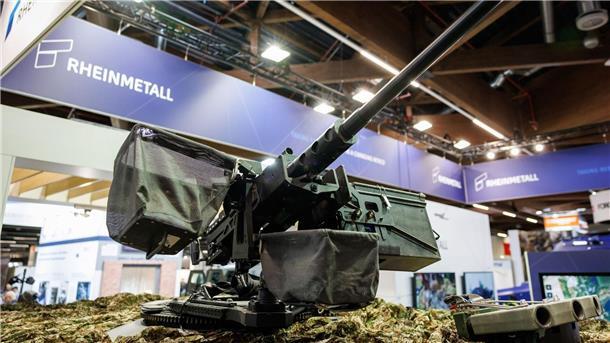 Rheinmetall verzehnfacht Produktion von Artilleriemunition Ein schweres Geschoss ist auf dem Dach des Luftlandefahrzeugs Caracal ausgestellt.