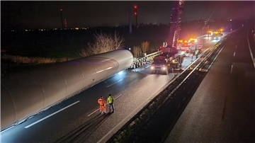 Ein Schwertransport steckte Donnerstagabend auf der A27 fest.