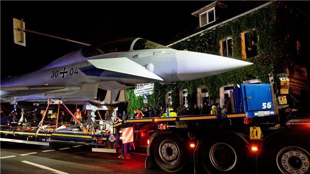 Eurofighter-Transport von Wittmund nach Schortens Ein Schwertransporter fährt mit einem einen ausgemusterten Eurofighter durch Jever.