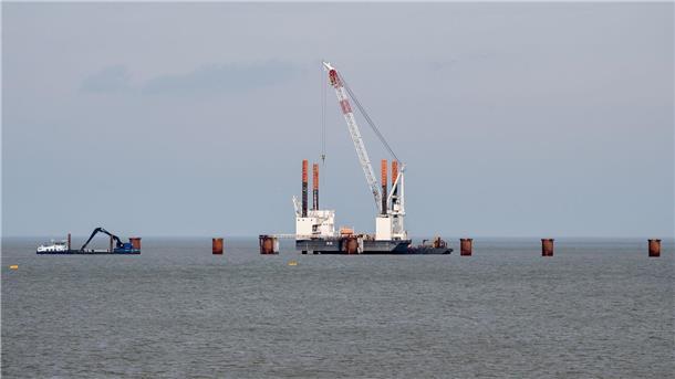 Zweites LNG-Terminal in Wilhelmshaven verzögert sich Ein Schwimmkran ist während der Bauarbeiten für einen Anleger, der für ein zweites LNG-Terminal in Wilhelmshaven benötigt wird, im Einsatz.