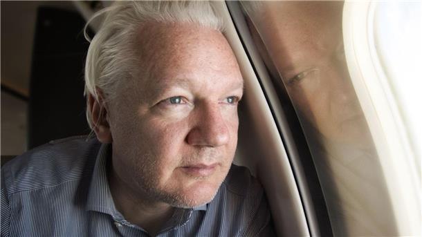 Schuldbekenntnis für Freiheit: Assange kommt frei Ein Screenshot aus dem Wikileaks-Konto X zeigt Julian Assange an Bord eines Fluges nach Bangkok.