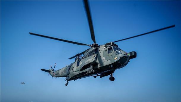 Ein Sea King Mk41-Helikopter bei der Landung.
