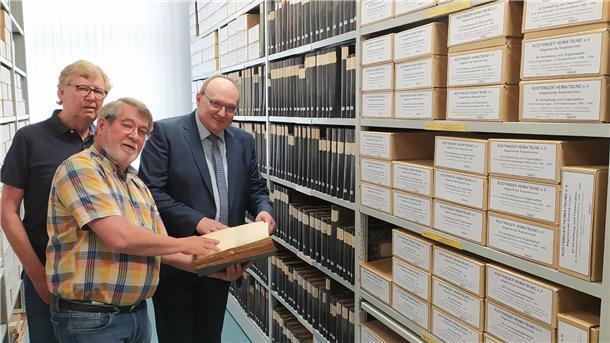 Ein sechs Meter breites und 2,70 Meter hohes Regal ist nun in 34 Fächern mit Unterlagen der Alt-Gemeinde Rodenkirchen gefüllt. Manfred Kirsch und Eckhard Meyer (von links) zeigten Bürgermeister Harald Stindt diesen Schatz.