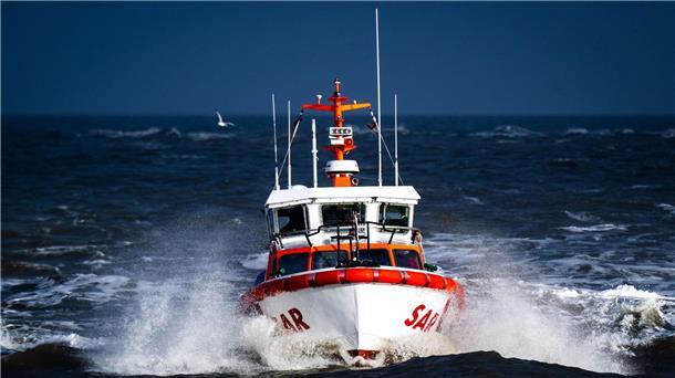 Segler geht über Bord: Seenotretter befreien Mann Ein Seenotrettungsboot der Deutschen Gesellschaft zur Rettung Schiffbrüchiger.