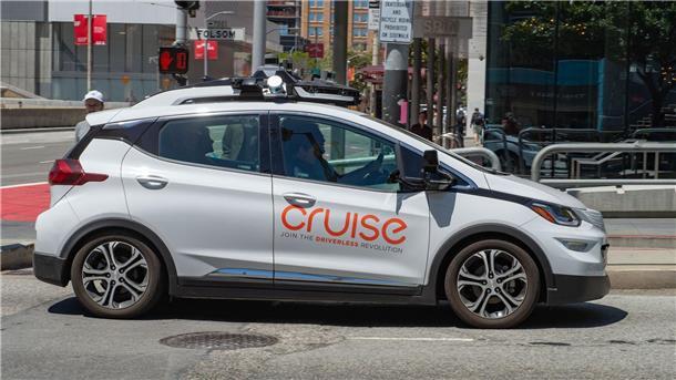 Grünes Licht für Robotaxi-Dienste in ganz San Francisco Ein selbstfahrendes Auto der General-Motors-Tochterfirma Cruise ist im Straßenverkehr unterwegs.