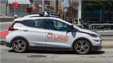 Ein selbstfahrendes Auto der General-Motors-Tochterfirma Cruise ist im Straßenverkehr unterwegs.