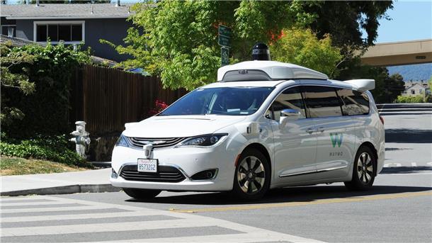Ein selbstfahrendes Auto der Google-Schwesterfirma Waymo ist bei einer Testfahrt unterwegs.
