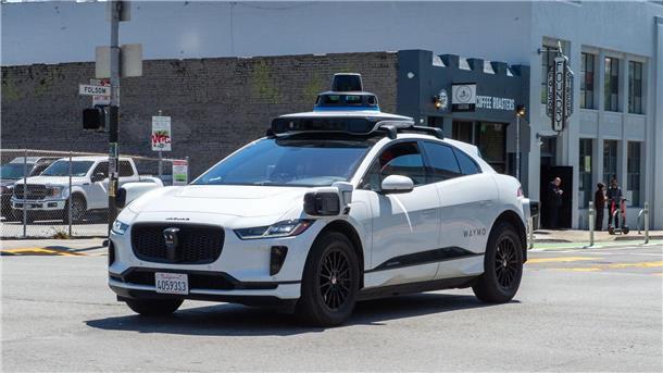 Selbstfahrendes Auto in San Francisco angezündet Ein selbstfahrendes Auto der Google-Schwesterfirma Waymo ist im Straßenverkehr von San Francisco unterwegs.