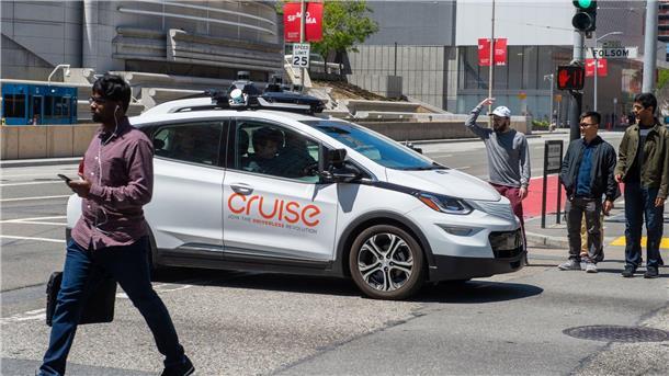 Robotaxi-Firma Cruise nimmt alle Autos von der Straße Ein selbstfahrendes Auto der Roboterwagenfirma Cruise sorgt für Unmut bei Fußgängern, nachdem es auf einer Kreuzung steckenblieb und sie bei Rot verlässt.