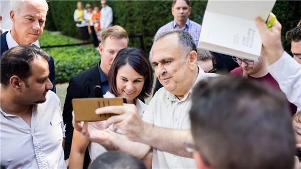 Wenn der Kanzler einlädt - Tag der offenen Tür Ein Selfie für die Ewigkeit mit Annalena Baerbock.