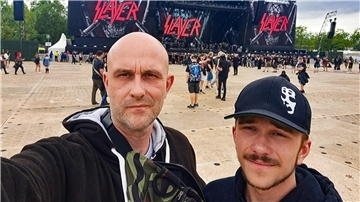 2 Männer vor einer Bühne.