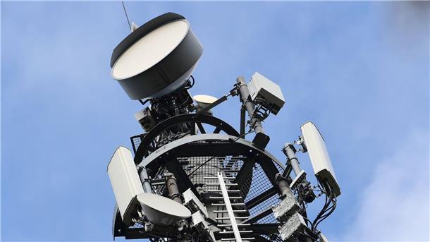 Ein Sendemast für den Mobilfunk-Standard 5G für Telefonie und Internet steht am Rand der Oranienburger Straße.