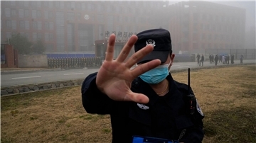Ein Sicherheitsmann hindert Journalisten in Wuhan an ihrer Arbeit (Archibild). 99 Prozent der an der Umfrage teilnehmenden Journalisten gaben an, dass die Bedingungen in China kaum oder nie internationalen Standards für Berichterstattung entsprächen.