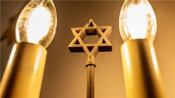 Kultusministerin verurteilt „feigen Angriff“ auf Synagoge Ein siebenarmiger Leuchter (Menora) mit einem Davidstern in einer Synagoge.