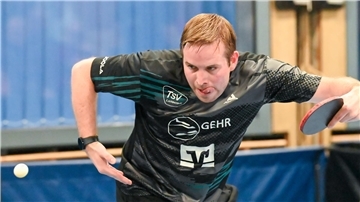 Ein Mann spielt Tischtennis.