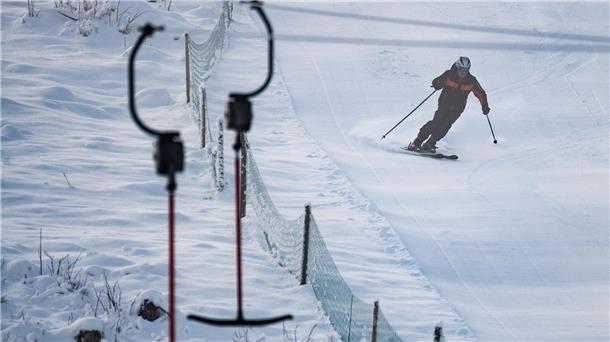 Gastgeber im Harz trotz wenig Schnee mit Winter zufrieden Ein Skifahrer fährt über die Piste.