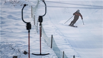 Ein Skifahrer fährt über die Piste.