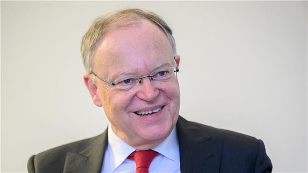 Ministerpräsident schlägt Social-Media-Führerschein vor Ein Social-Media-Führerschein für Schülerinnen und Schüler könnte aus Sicht von Niedersachsens Ministerpräsident Stephan Weil (SPD) dazu führen, dass mehr junge Menschen verantwortungsvoll mit sozialen Medien umgehen. (Archivbild)