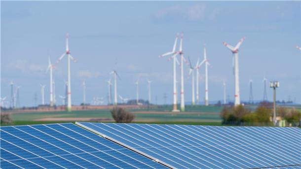 Ein Solarpark in unmittelbarer Nähe zu Windkraftanlagen im rheinland-pfälzischen Wahlheim.