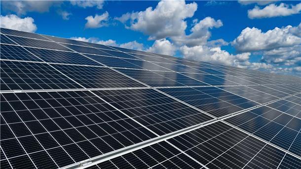 Solar-Ausbau kommt voran: Ausbauziel noch in weiter Ferne Ein Solarpark unter wolkigem Himmel.