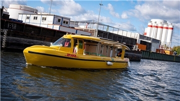 Ein Solarschiff der DHL der Deutschen Post fährt in den Westhafen Berlin. Der Logistikkonzern will die Postlieferung per Schiff ausbauen.