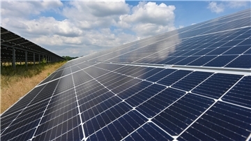 Ein solcher Solarpark wie auf diesem Bild soll auch bei Iffens entstehen. Die Chancen, dass daraus tatsächlich etwas wird, schwinden jedoch.