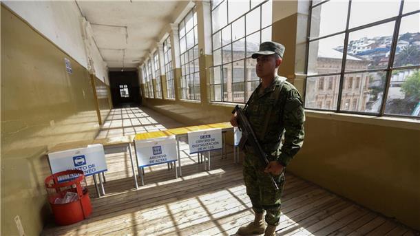 Präsidentenwahl in Ecuador: Stichwahl im Oktober? Ein Soldat bewacht die Gänge im Colegio Mejía, einem der wichtigsten Wahlzentren in der Hauptstadt Ecuadors.
