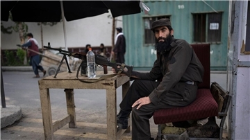 Ein Soldat der Taliban hält ein Maschinengewehr an einem Kontrollpunkt in Kabul: Auch nach der Machtübernahme der Taliban sterben Zivilisten.
