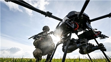 Ein Soldat startet eine Drohne, ein ukrainisches unbemanntes Kampfflugzeug (UCAV).