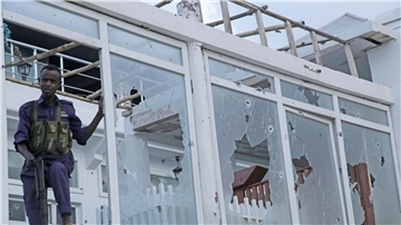 Ein somalischer Soldat steht vor einem zerstörten Fenster des Pearl Beach Hotels in Mogadischu.