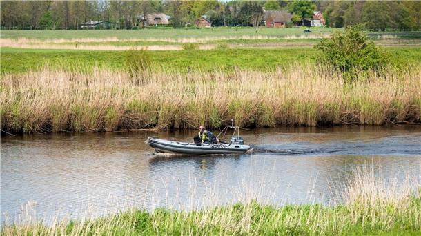 Vermisster Arian: Polizei prüft außergewöhnlichen Hinweis Ein Sonarboot der Polizei fährt während der Suche nach Arian am 29. April auf der Oste.