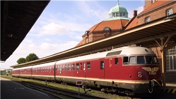 Ein Sonderzug in Cuxhaven: Der weinrote „VT08“ mit dem Schriftzug „Fußball-Weltmeister 1954“ auf der Seite, 2001 am Steubenhöft. Kreuzfahrtgäste der „Deutschland“ wurden mit dem Zug befördert und Sonderfahrten ab Cuxhaven angeboten.