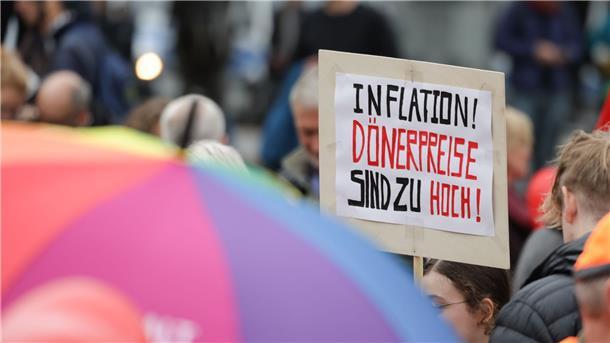 Tausende bei Demos für soziale Sicherheit in Energiekrise Ein Sozialbündnis hat angesichts von Preissteigerungen, Energie- und Klimakrise zu bundesweiten Demonstrationen aufgerufen.