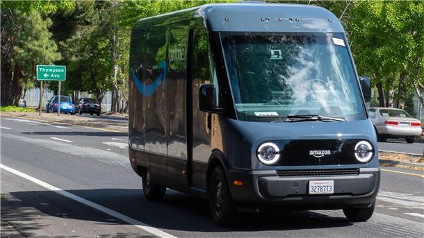 Amazons Elektro-Lieferwagen kommen nach Deutschland Ein speziell für Amazon entwickelter Elektro-Lieferwagen des Herstellers Rivian ist im Silicon Valley unterwegs.