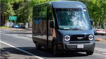 Ein speziell für Amazon entwickelter Elektro-Lieferwagen des Herstellers Rivian ist im Silicon Valley unterwegs.
