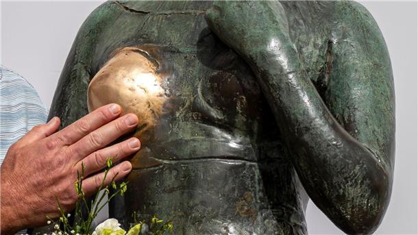 Bronze-Statuen als Zeichen gegen sexuelle Belästigung Ein sprechendes Detail der bronzenen Frauenstatue „Bezaubernde Julia“ in München.