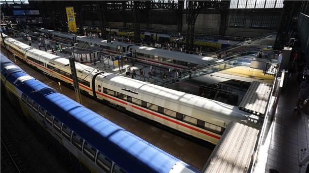 Nach Bahn-Chaos im Norden: Zugverkehr normal angelaufen Ein Sprecher der Deutschen Bahn zeigte sich zuversichtlich, dass sich der Zugverkehr im Laufe des Tages vollständig normalisiert.