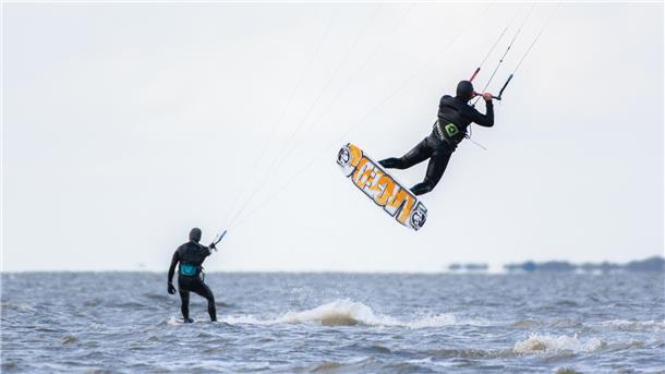 Ein Mann beim Kitesurfen.