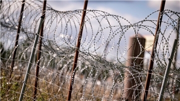 Ein Stacheldrahtzaun schützt das Grenzdreieck von Polen zu Russland und Litauen.