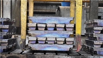 Ein Stapel Bleibarren, der frisch aus der Raffination kommt. Blei ist ein für verschiedene industrielle Anwendungen wichtiges Metall. Doch in zu hoher Konzentration ist Blei auch ein Umweltgift.